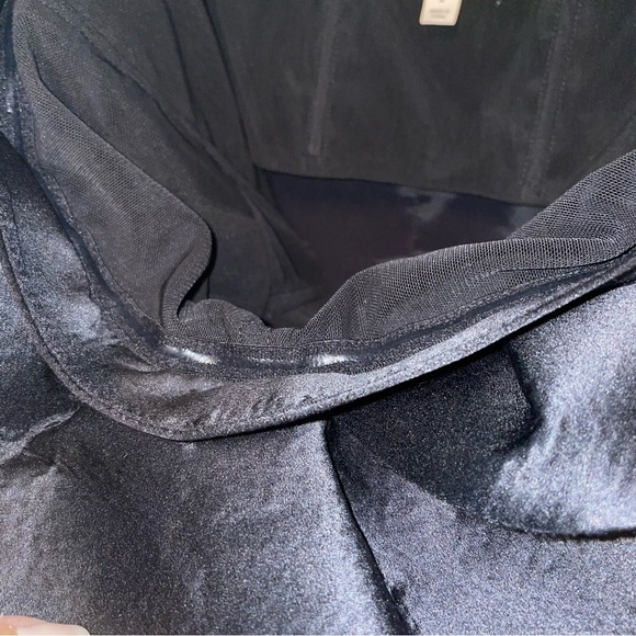 Cinq a Sept Marceau Velvet Cocktail Dress
Strapless Midi Dress Size 2 - Picture 4 of 10